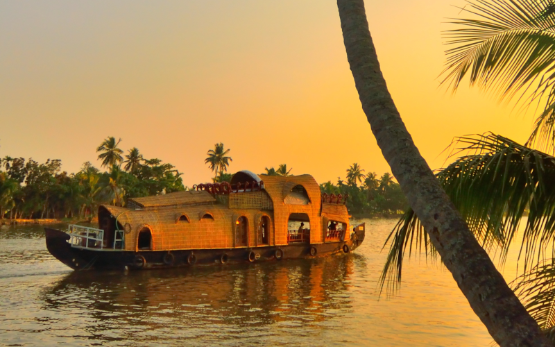 Contrasts of India - Northern Cities & Kerala Backwaters