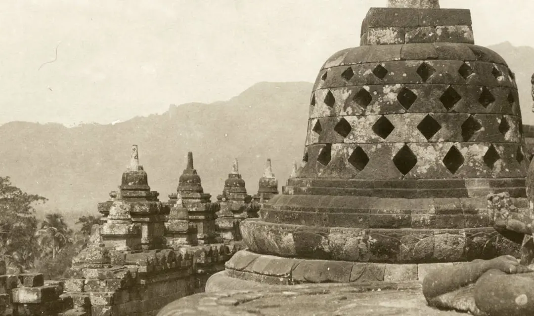 Squatting Buddha on temple roof, Boro Boedor 